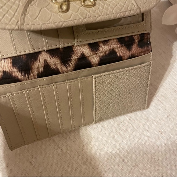 Tan/nude trifold wallet - Picture 4 of 5